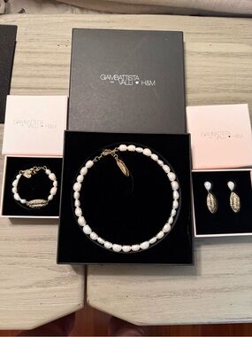 Giambattista Valli x H&M White Pearl Necklace with Gold Accents